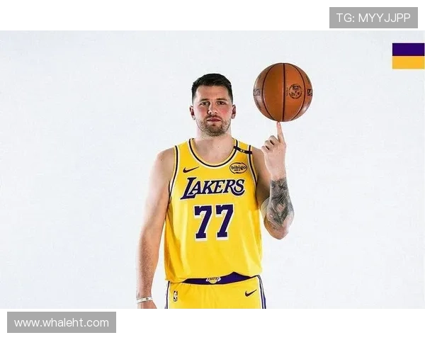 日本女星晒身穿东契奇球衣照引热议 昨日湖人主场观战魅力四射